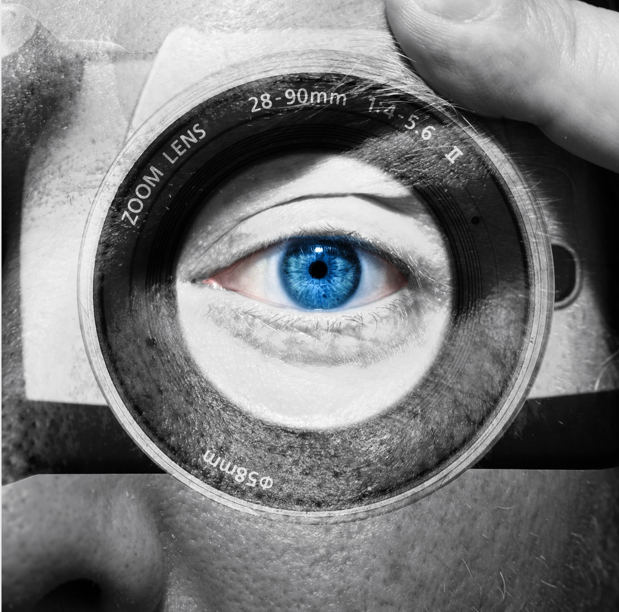 Kameraobjektiv mit einem Auge als Sinnbild für technische Gegenüberwachung